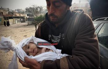 الطفل يوسف عمر أبو حمالة (6 شهور)، الذي توفي متأثرًا بالبرد القارس وتسرّب مياه المجاري في محيط خيمته بمنطقة مواصي خانيونس