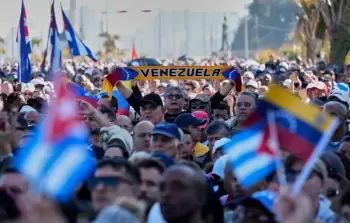 مسيرة تضامنية في هافانا، في 3 يناير 2026، مع فنزويلا بعد أن ألقت الولايات المتحدة القبض على الرئيس نيكولاس مادورو (تصوير: وكالات)