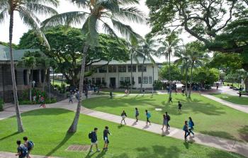 طلاب في ساحة مدرسة بهاواي (أرشيف)