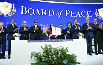 ترامب عقب توقيعه على ميثاق «مجلس السلام» بحضور العديد من قادة العالم في دافوس (أ ف ب)