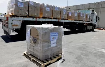 شاحنة مساعدات على معبر كرم أبو سالم (أرشيفية)