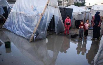 معاناة النازحين داخل الخيام  في غزة مع تساقط الأمطار