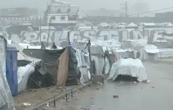 خيام النازحين على طول شاطئ بحر غزة، في ظل ظروف إنسانية صعبة (الأناضول)