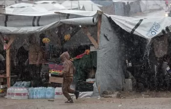 منخفض جوي جديد يعمّق المأساة في غزة.. إصابة طفل واقتلاع عشرات الخيام