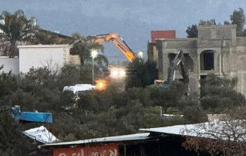 آليات وجرافات السلطات الإسرائيلية تهدم منزلين في الزرازير