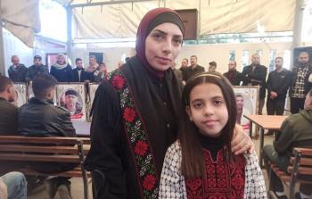 جوري صبيح ووالدتها خلال الاعتصام الأسبوعي التضامني مع الأسرى الفلسطينيين (تصوير: فلسطين أون لاين)