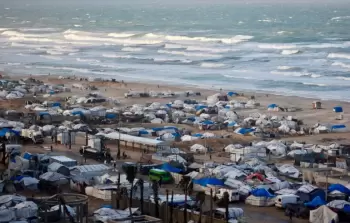 خيام نازحين على طول ساحل شاطئ بحر غزة ( وكالات)