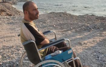 الشاب رامي أبو صفية، أصيب بشلل نصفي جراء قصف الاحتلال منزلًا بالقرب منه