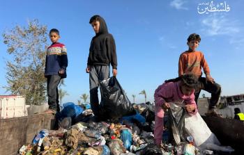 أطفال بغزة ينبشون القمامة بحثا عن ما يمكن إشعاله في ظل شح غاز الطهي وغلاء ثمنه
