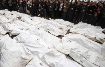 أهالي يؤدون صلاة الجنازة على أبنائهم الشهداء في غزة (أرشيفية)