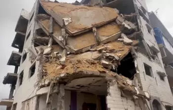 صورة أرشيفية من انهيار مبنى متضرر من قصف إسرائيلي سابق في غزة