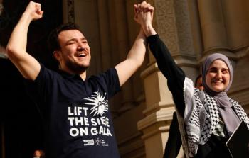 الناشط الفلسطيني محمود خليل وزوجته