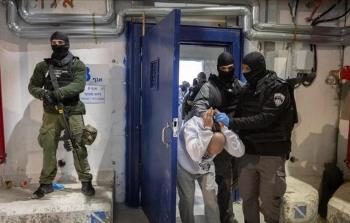 عمليات تنكيل وتعذيب ممنهج يمارسها الاحتلال بحق الأسرى الفلسطينيين