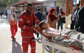 مصابون يتلقون العلاج في أحد مستشفيات قطاع غزة (وكالة الأناضول)