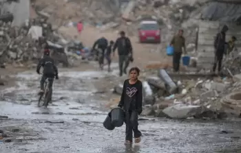 ظروف قاسية يعيشها النازحون في قطاع غزة جراء الأمطار الغزيرة والرياح الشديدة (تصوير: وكالات)