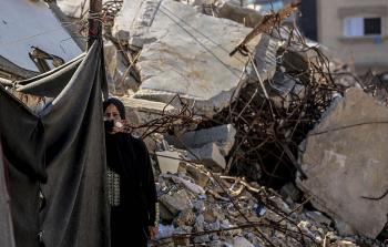 النازحون يعيشون وسط بيئة ملوثة بالنفايات الصلبة والصرف الصحي والأسبست