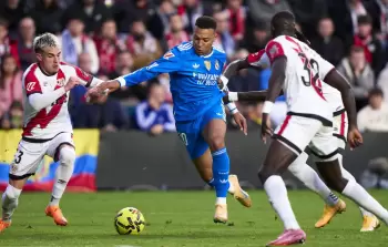 ريال مدريد يدخل اللقاء بقارق نقطة عن المتصدر برشلونة (أرشيف)