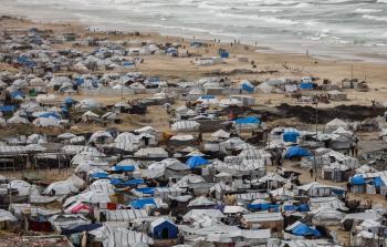 خيام نازحين في بحر مدينة غزة، وسط ظروف إنسانية قاسية جراء البرد الشديد (تصوير: وكالات)