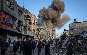 تصاعد أعمدة الدخان جراء غارة 