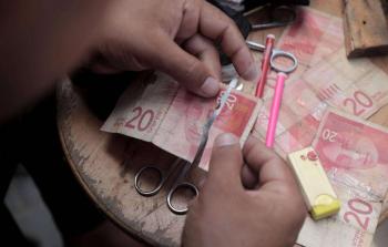 عملات ورقية مهترئة في غزة جراء منع الاحتلال إدخال العملات (أرشيفية)