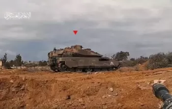 مقاوم من كتائب القسام خلال عملية تفجير دبابة إسرائيلية خلال معركة 