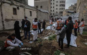 | طواقم الدفاع المدني في محافظة غزة تقوم بنقل قرابة ال50 جثمان من داخل أرض 