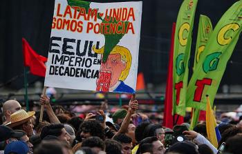 متظاهرون بكولومبيا يرفعون لافتات مناهضة لترامب