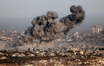 تصاعد أعمدة الدخان جراء غارات إسرائيلية ونسف للمنازل في غزة (أرشيفية)