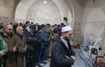 صلاة الغائب على أرواح قادة القسام أمام مساجد مدمرة وأخرى متضررة جزئيا في غزة