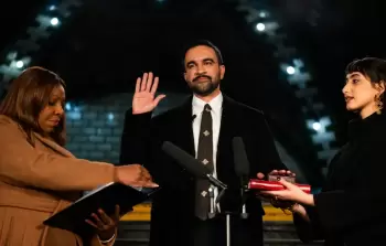 زهران ممداني يؤدي اليمين على نسخة من القرآن لرئاسة بلدية نيويورك