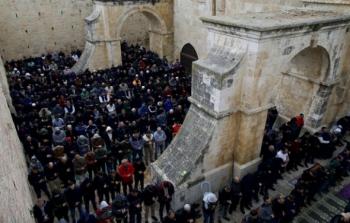 الآلاف يؤدون الصلاة في باب الرحمة