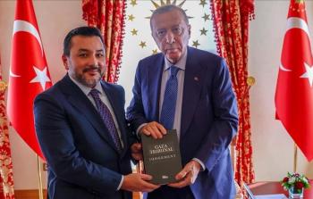 رئيس منتدى شباب التعاون الإسلامي طه أيهان قدم القرار النهائي الصادر عن محكمة غزة إلى الرئيس أردوغان