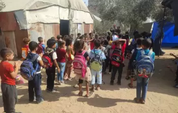 طلاب في غزة في طريقهم لمواصلة تعليمهم في ظروف إنسانية صعبة بعد عامين من الإبادة الجماعية (أرشيفية)