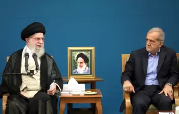 المرشد الإيراني علي خامنئي والرئيس الإيراني مسعود بزشكيان