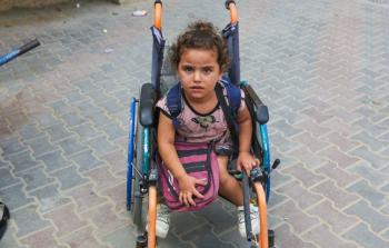 طفلة من ذوي الإعاقة في غزة تعيش في ظروف إنسانية صعبة جراء حرب الإبادة الجماعية (أرشيفية)
