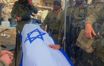 جنود للاحتلال حول جثة الجندي الأخير في غزة بعد العثور عليها