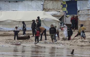 تطاير وغرق خيام النازحين جراء المنخفض الجوي في غزة