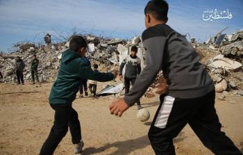 أطفال في غزة يلهون بين الركام في يوم شتوي مشمس