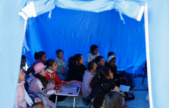 أطفال داخل خيام تعليمية في قطاع غزة (رويترز)