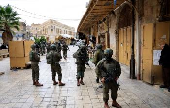 الاحتلال يفرض إغلاقًا شاملًا عدد من أحياء المنطقة الجنوبية في مدينة الخليل