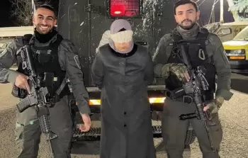 تباهي جنود الاحتلال بصورة اعتقال أرملة الشهيد يحيى عياش