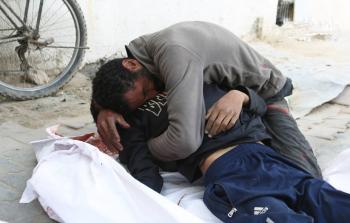 أب يودع طفله الذي ارتقى بقصف الاحتلال (تصوير: فلسطين أون لاين)