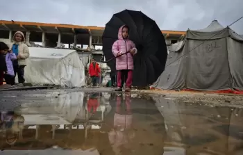ظروف قاسية يعيشها النازحون داخل الخيام في قطاع غزة جراء الأمطار الغزيرة