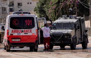 صورة أرشيفية توثق إعاقة قوات الاحتلال لمركبة إسعاف خلال محاولتها إسعاف مصابين