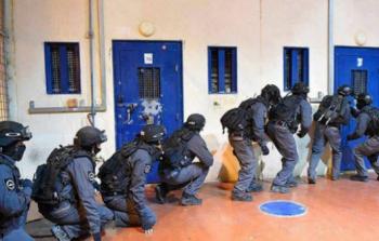 صورة توثق اقتحام قوات الاحتلال غرف الأسرى الفلسطينيين (أرشيفية)