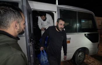 لحظة وصول 9 أسرى إلى مستشفى شهداء الأقصى وسط قطاع غزة، بعد الإفراج عنهم من سجون الاحتلال