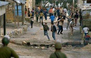 صورة أرشيفية لمواجهات خلال انتفاضة الحجارة عام 1987