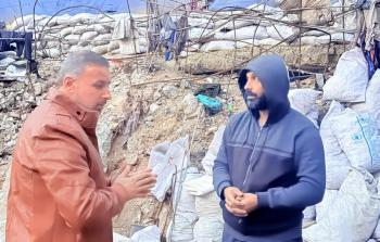 محمود حماد الذي يبحث عن رفات أفراد عائلته تحت الأنقاض باستخدام غربال