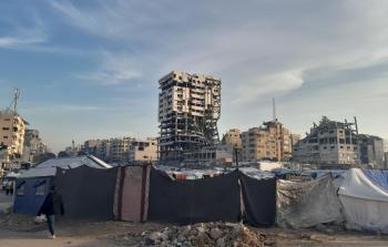 نازحون يعيشون بخيام قرب برج آيل للسقوط في غزة