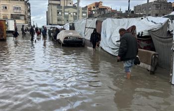 غرق خيام النازحين في غزة جراء المنخفضات الجوية وسط ظروف إنسانية صعبة (أرشيفية)